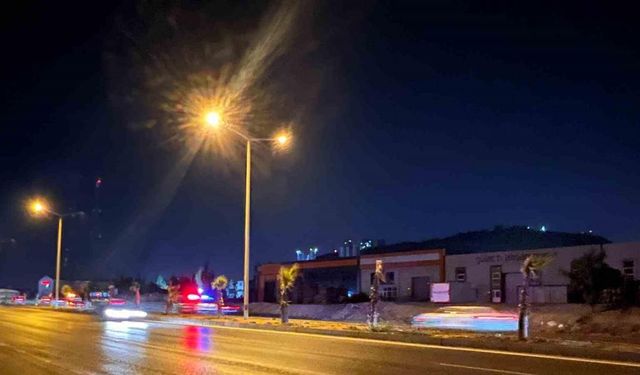 Markete gitmek isteyen anne ve kızına otomobil çarptı
