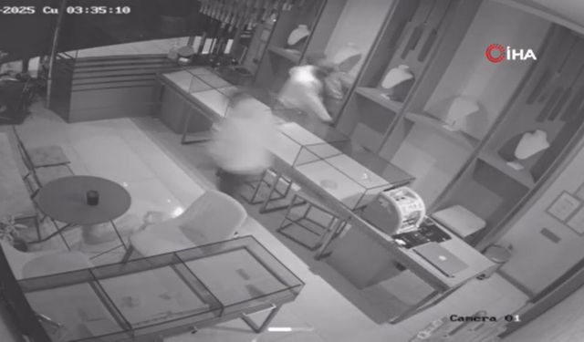 Kuyumcuya giren hırsızlar boş vitrinleri görünce şoke oldu