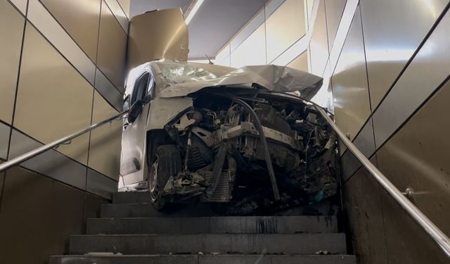 Hafif ticari aracıyla metro istasyonuna daldı