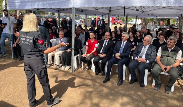 'İlk dersim yeşil vatan' Bursa'da yanan ormanda gerçekleşti