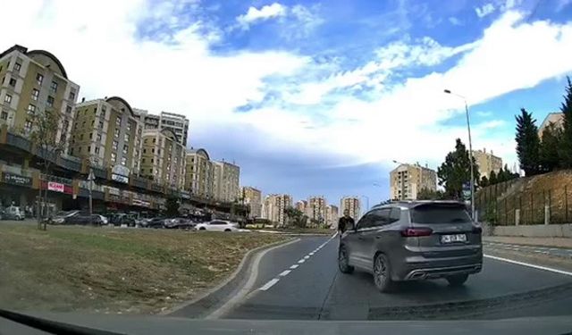Başakşehir'de yol verme kavgasında akıl almaz olay