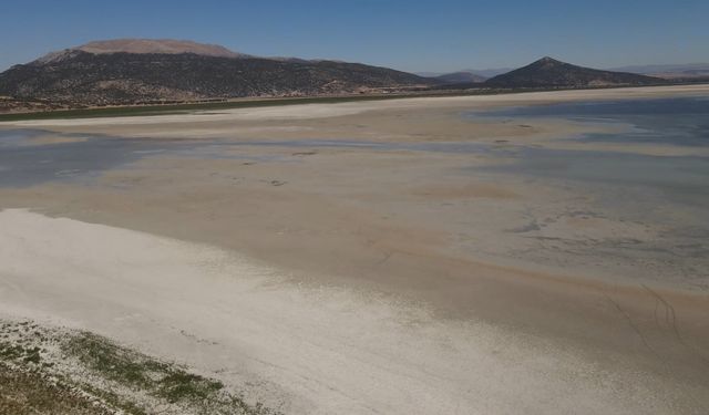 Eğirdir Gölü kuraklık nedeniyle ortadan ikiye bölündü