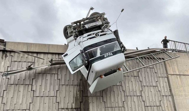 İzmir’de tır devrildi, kupası viyadükte asılı kaldı