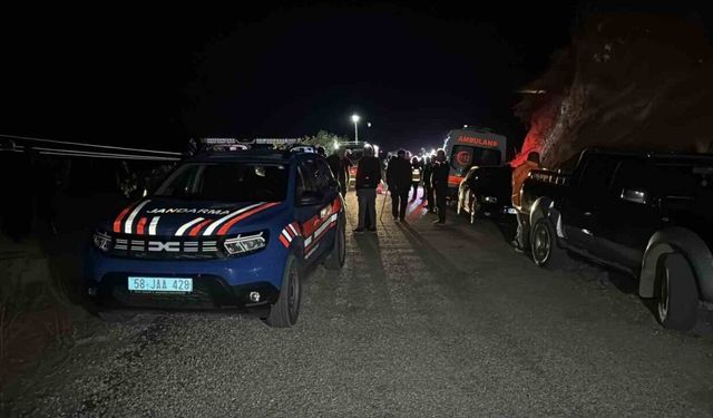 Sivas’ta feci kaza: Otomobil uçuruma yuvarlandı, 4 kişi hayatını kaybetti