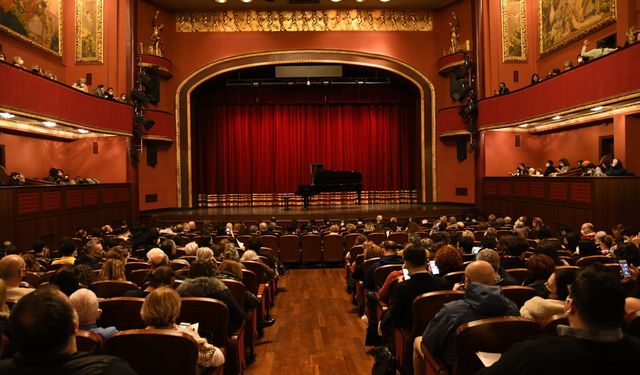 Bursa Devlet Tiyatrosu'nda alıkoyma iddiası!!