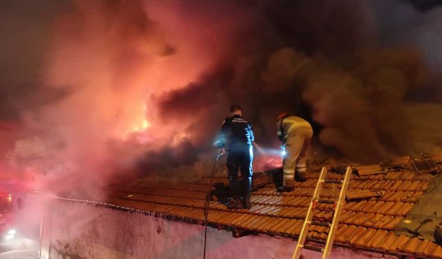 Bursa’da 4 dükkan alevlere teslim oldu