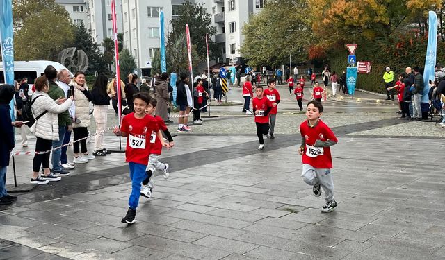 Nilüfer’de gençler ve çocuklar Cumhuriyet için koştu