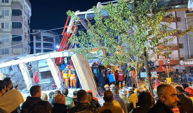 Gebze’de çöken binada 5 kişilik aileden 1’i sağ kurtarıldı