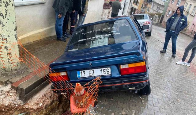 Çanakkale’de çöken yola otomobiller düştü