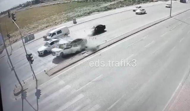 Kırmızı ışıkta duran otomobile arkadan son sürat çarptı