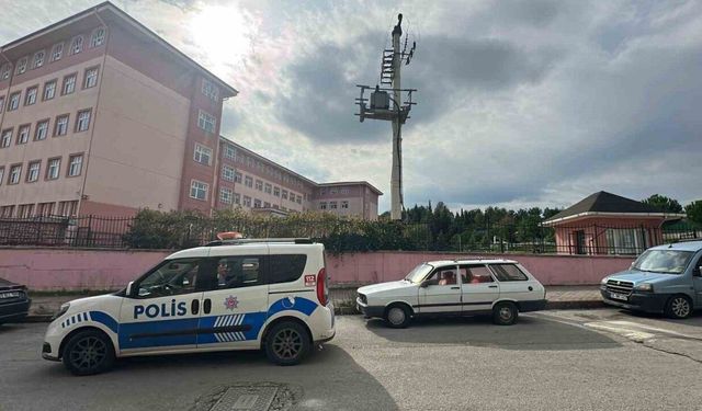 Özel eğitim öğrencisi okulda arkadaşını makasla yaraladı