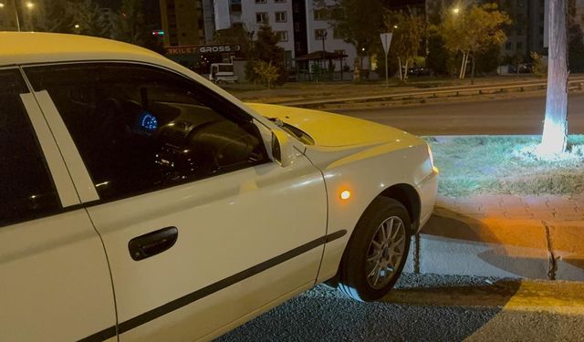 Seyir halindeyken uyuyan sürücü, kaza sonrası da uyumaya devam etti