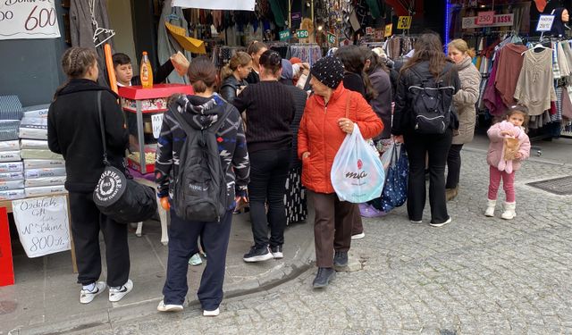Dükkan önü kalabalık görünsün diye her gün onu yapıyor