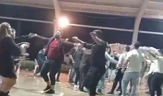 Düğünü su basınca, paçalarını sıvayıp oynamaya devam ettiler