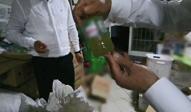 İzmir'de son tüketim tarihi geçmiş 30 ton gıda ürünü ele geçirildi