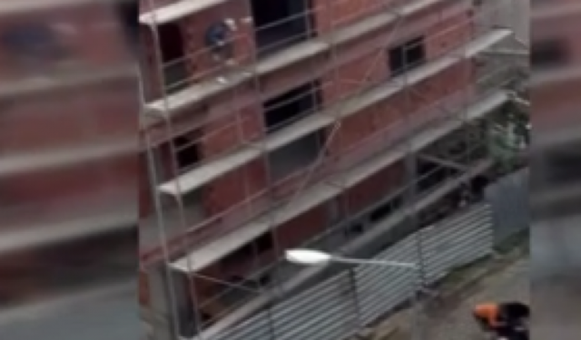 Kavgaya yetişmek için inşaat iskelesinden örümcek gibi indi