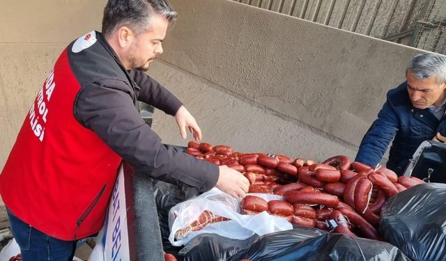Tarihi geçmiş 850 kilogram sucuk ele geçirildi