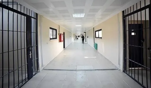 İzmir Cezaevi'nde hükümlü, gardiyana saldırdı: 2 yaralı