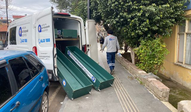 Antalya'da anne ve 7 yaşındaki kızı evde ölü bulundu