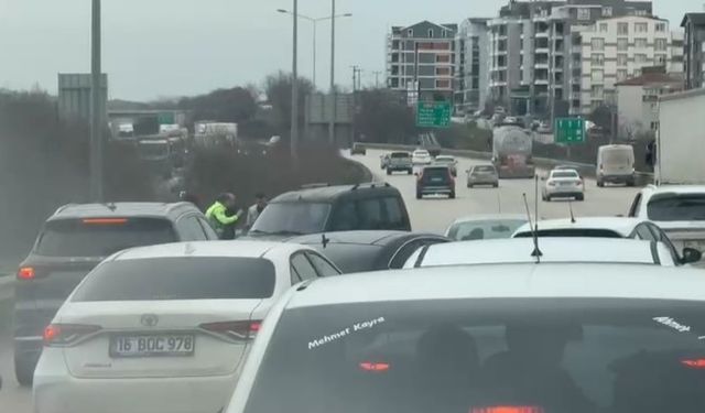 Bursa'da otobanda ters yöne giren araç trafiği kilitledi