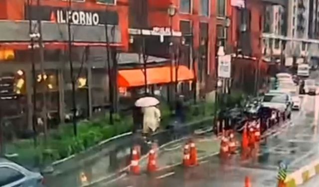 Beyoğlu'nda bir kadın fırtınada devrilen tabelanın altında kaldı