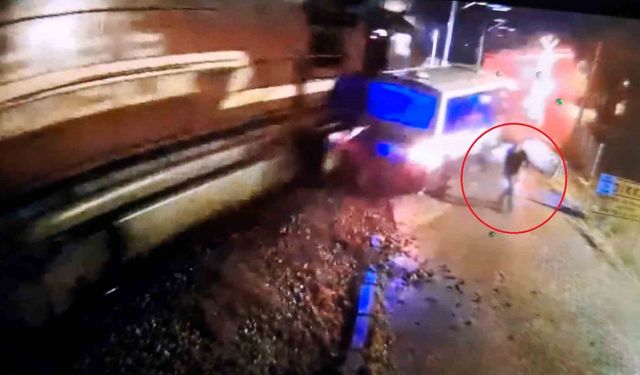 Hemzemin geçitte mahsur kalan dolmuşa tren çarptı!!