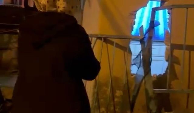 Evinde otururken, kamyonetin çarptığı duvarın altında kalarak yaralandı