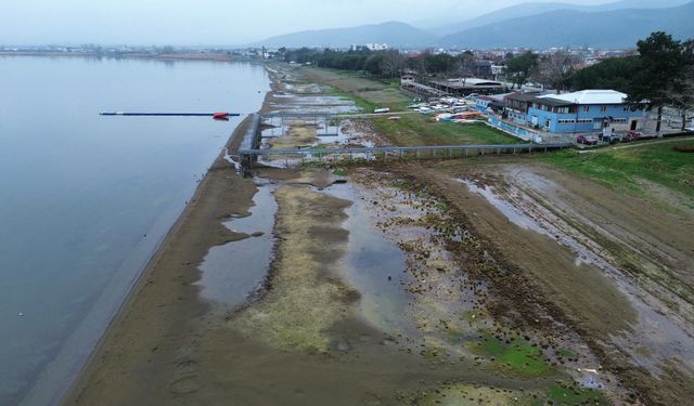 İznik Gölü'nde, yağışlara rağmen çekilme sürüyor