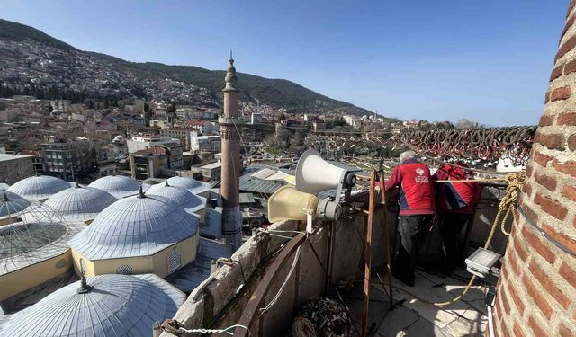 Bursa Ulu Cami'ye Ramazan mahyası asıldı