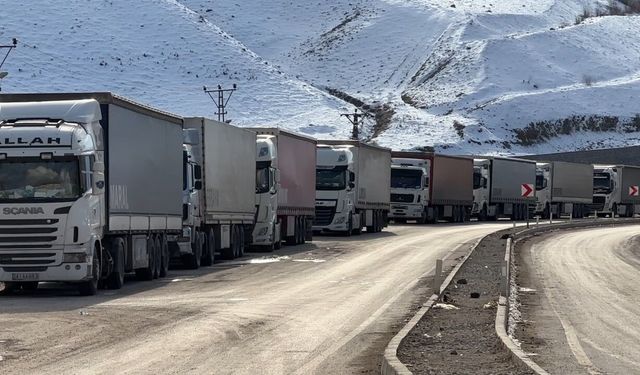 Türkiye-İran sınır kapısında 2 kilometrelik tır kuyruğu oluştu