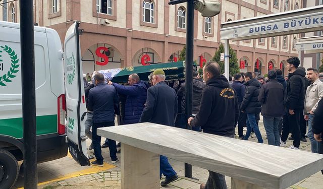 Bursa'da silahlı saldırıda ölen güzellik uzmanı kadın toprağa verildi