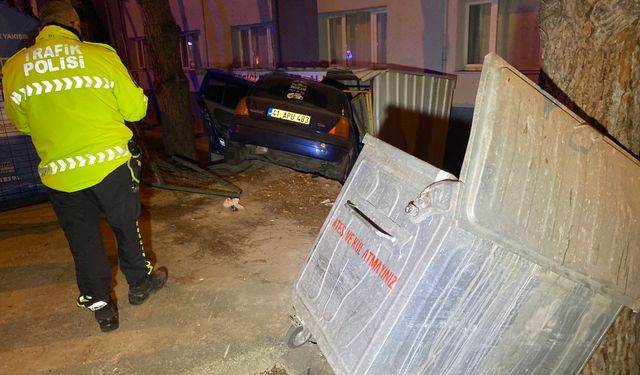 Bursa'da kontrolden çıkan araç apartmanın bahçesine girdi