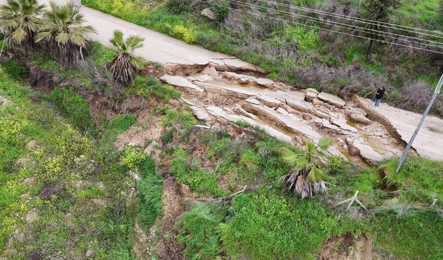 Adana'da yağmur heyelana neden oldu, yol çöktü