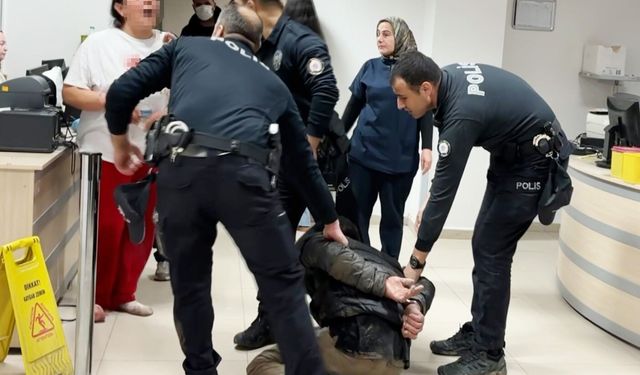 Oğlu sevgilisini bıçakladı, kendisi polisi tokatladı