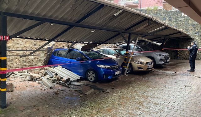 Çekirge'de yağışla istinat duvarı çöktü, 3 otomobil zarar gördü