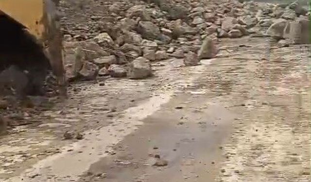 Gemlik-Mudanya yolu heyelan sebebiyle kapandı