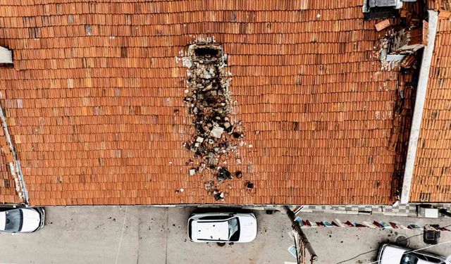 Keles'te çürüyen baca otomobilin üzerine yıkıldı