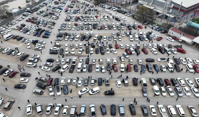 İkinci el oto pazarında buruk bayram