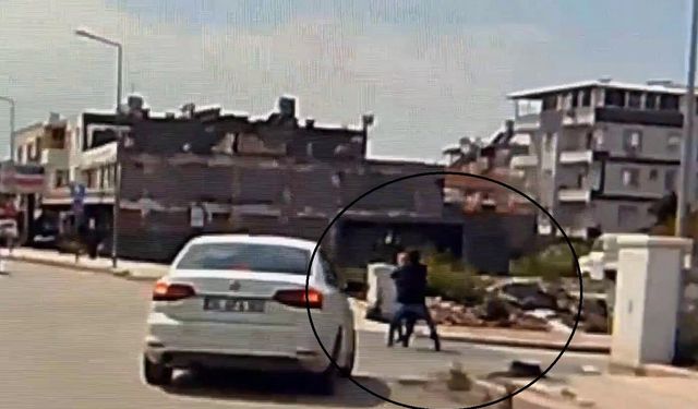 Kaldırımda yürüyen kadının boynundaki kolyeyi çalarak kaçtı