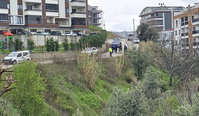 Mudanya'da yağmur sonrası site önündeki yol çöktü