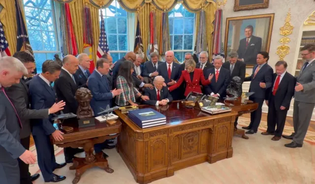 Oval Ofis'te Trump'a dokunarak dua ettiler