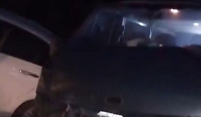 Bursa'da yamaçtan kopan kayalar, araçların üzerine yağdı