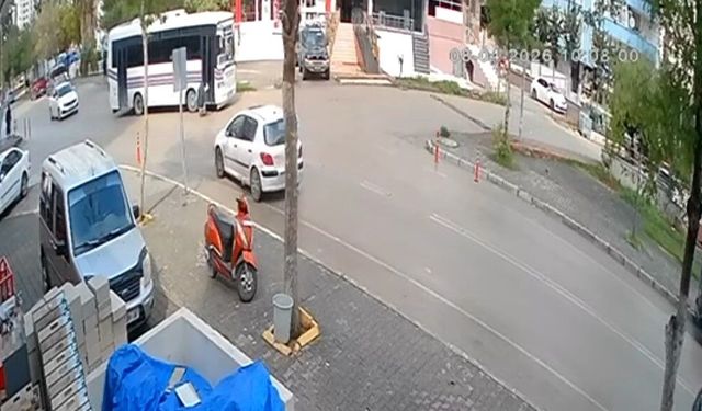 Kapısı açık olan minibüsten düşen adam ağır yaralandı