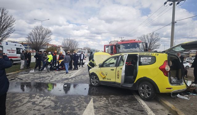 Sivasspor altyapı oyuncularını taşıyan taksi kaza yaptı: 6 yaralı