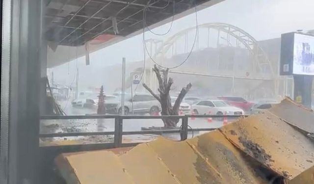 Batman'da sağanak nedeniyle AVM girişinde tavan çöktü