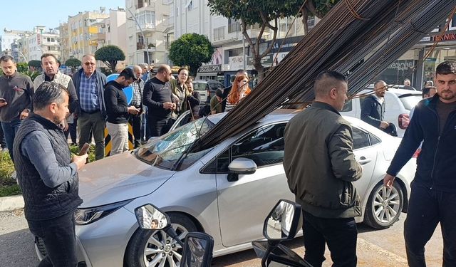 Kamyonun üzerindeki demirler araca 'ok' gibi saplandı