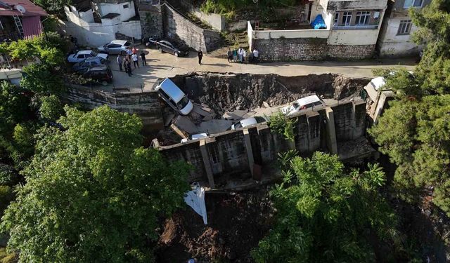 Aşırı yağışla birlikte çöken yol 5 aracı yuttu