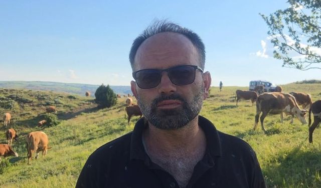 Keneye karşı uyarırken bile üzerinde kene gezdi