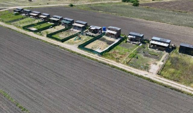 Uluabat Gölü çekildi; hobi evleri yeniden ortaya çıktı