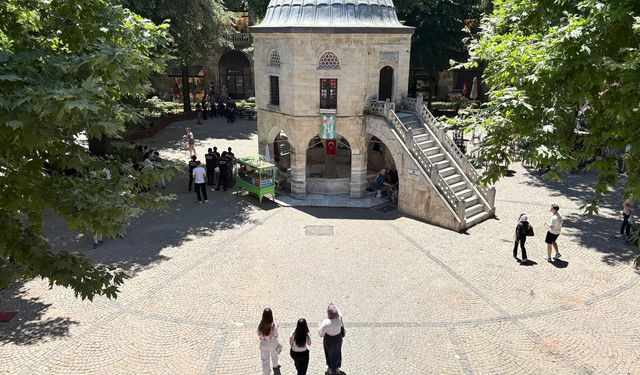 Kozahan'da masa ve sandalyeler yeniden toplatıldı
